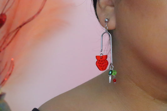 Boucles d'oreilles asymétriques fraises