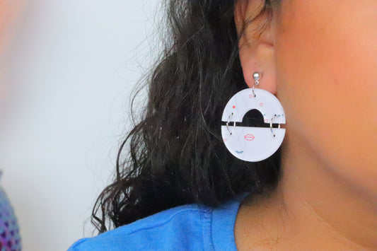 Eyelash lips earrings